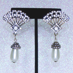 Gold post fan and pearl earrings